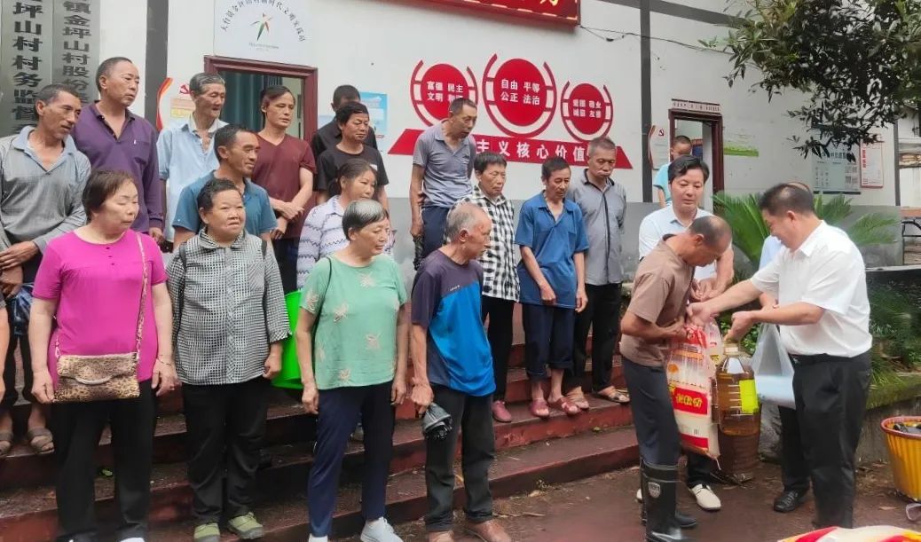 滿滿都是家鄉情 金坪山村“簽收”廣東貴州赤水商會暖心包裹